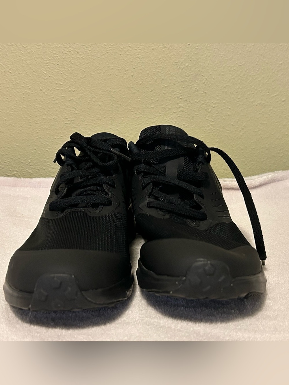 NEW Nike Star Runner Youth Triple Black Low-Top Athletic Sneakers - Picture 1 of 4